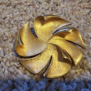 Vintage Gold Swirl Brooch